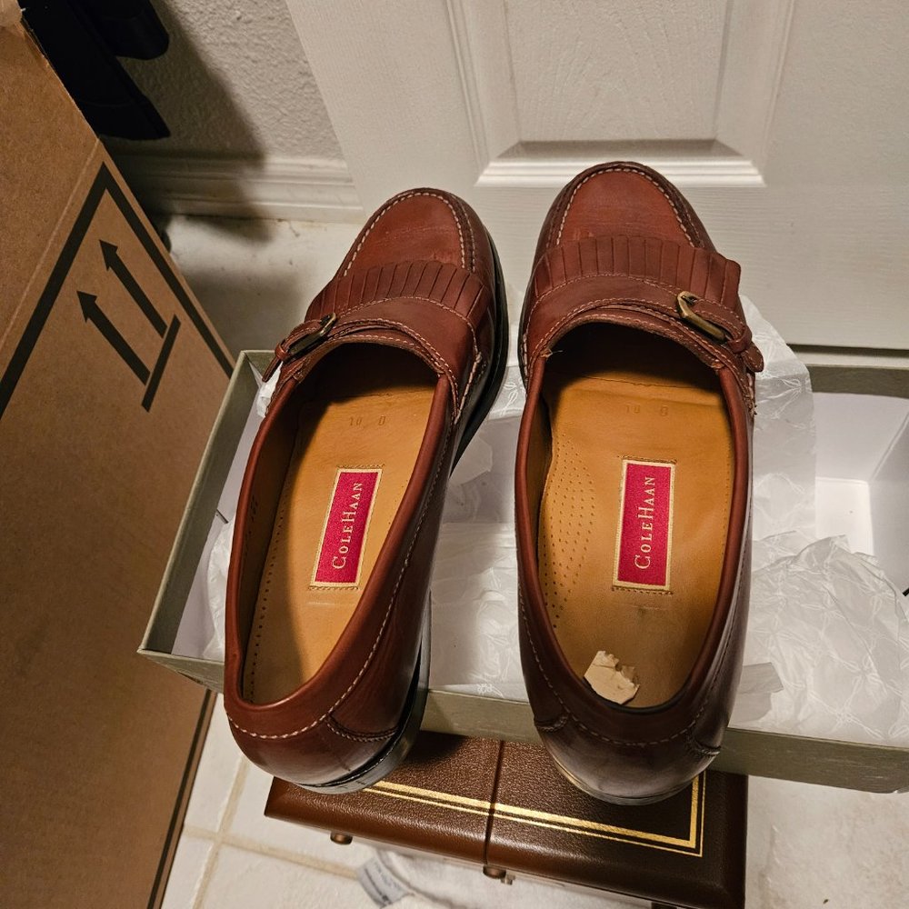 COLEHAAN  PRE-OWNED CONDITIOB,NO RIPS OR TEARS, WITH ORIGINAL BOX SIZE 10